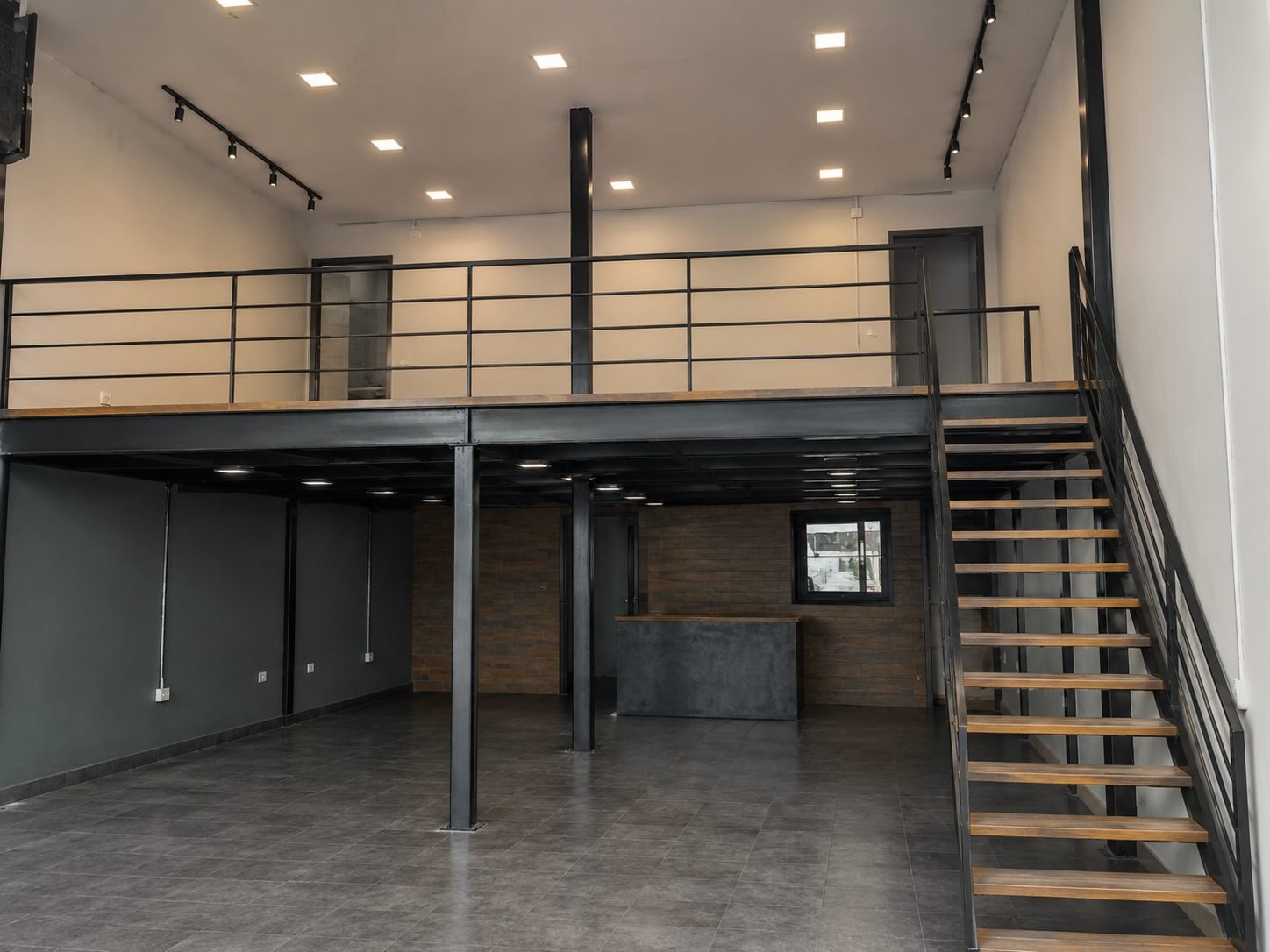 Mezanino metálico comercial em estilo sobreloja, com guarda-corpo de aço